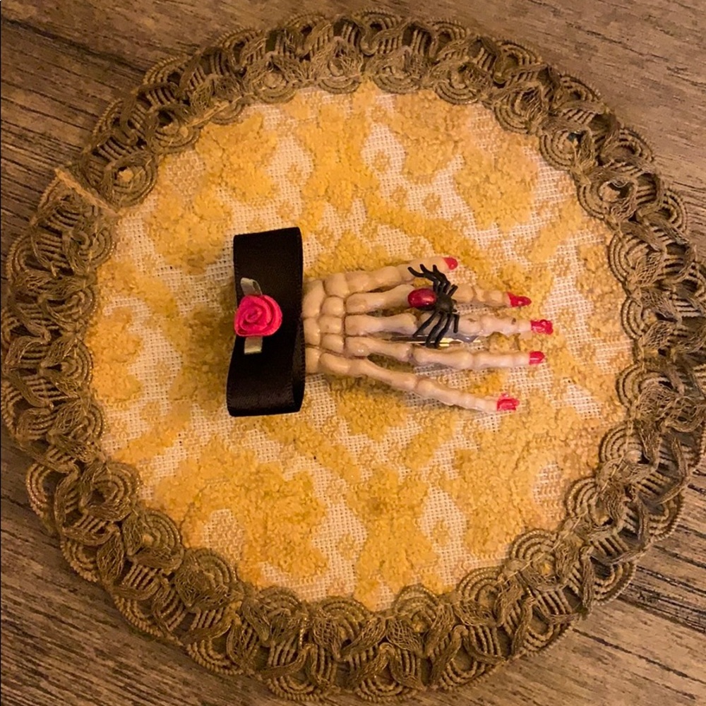 Halloween skeleton hand w spider 🕷 hair clip DOD - Picture 2 of 13